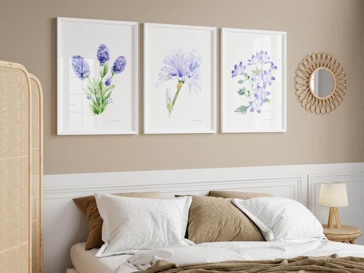 Slaapkamer met zandkleur muur en lila paarse bloemen prints in lijsten aan de muur