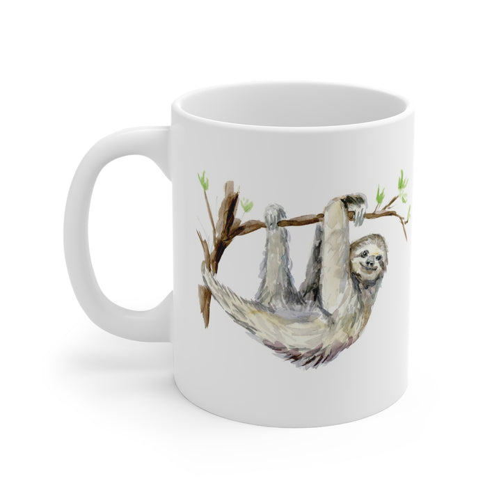 Witte mok met luiaard op witte achtergond