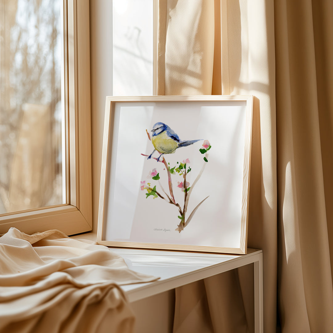 Vierkante Lijst met vogel tegen de muur bij een raam