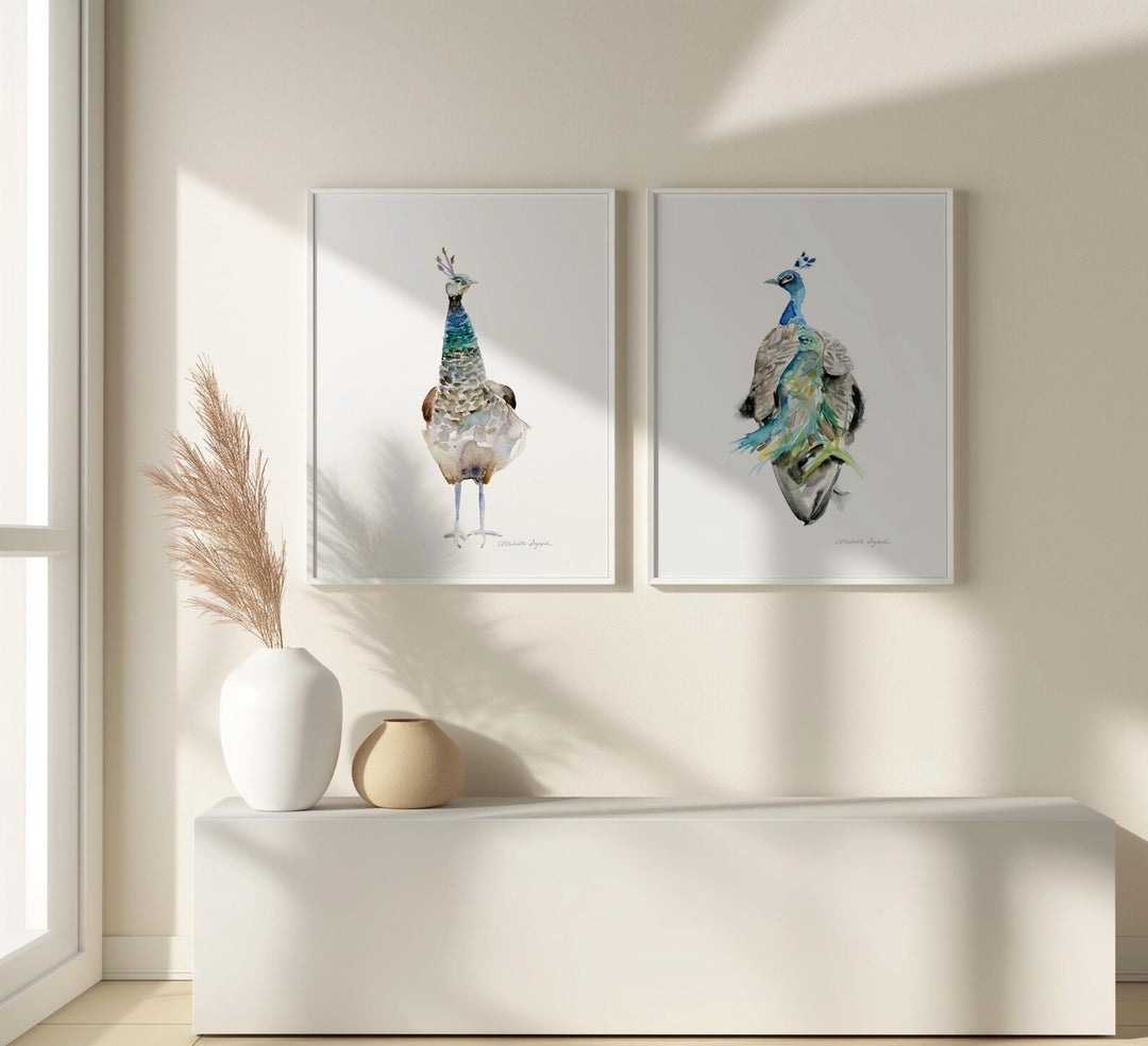 Twee pauw schilderijen in witte lijst in minimalistisch interieur