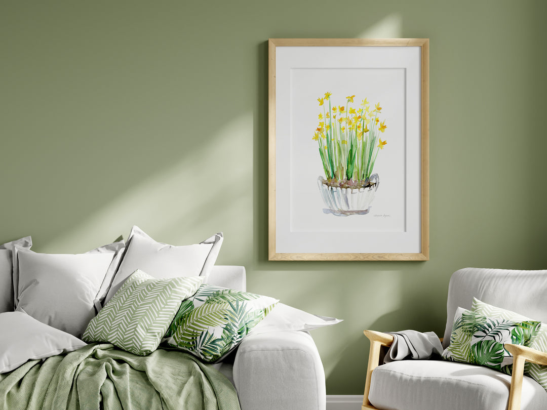 Schilderij van gele narcissen op groene muur met bank en stoel