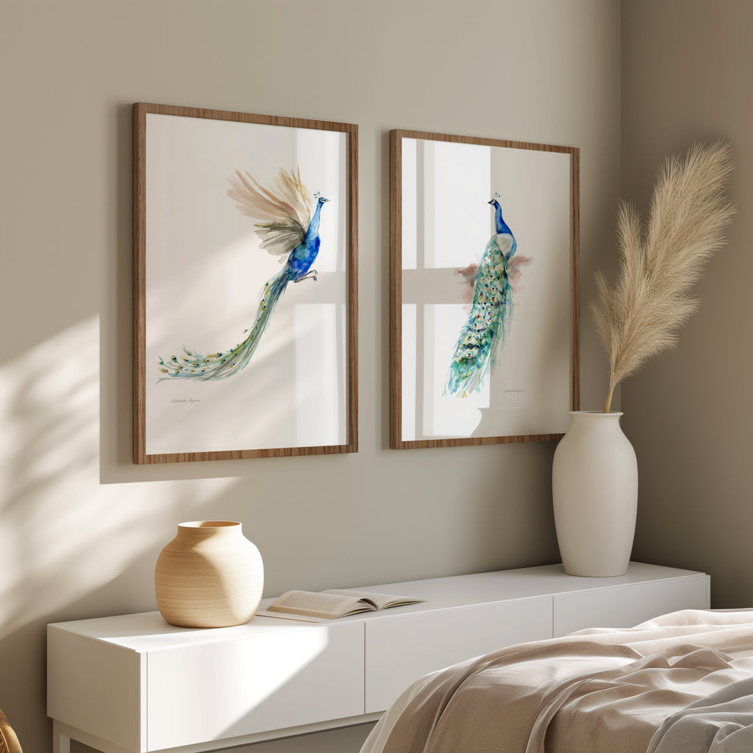 Bohemian interieur met houten lijsten en pauw schilderijen