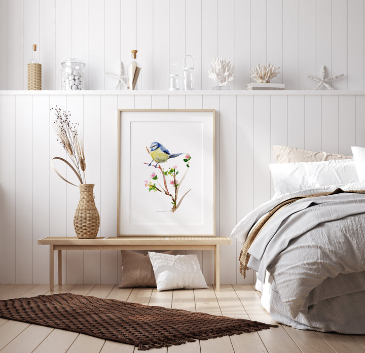 Slaapkamer  met poster van vogel in lijst en decoratie op plank