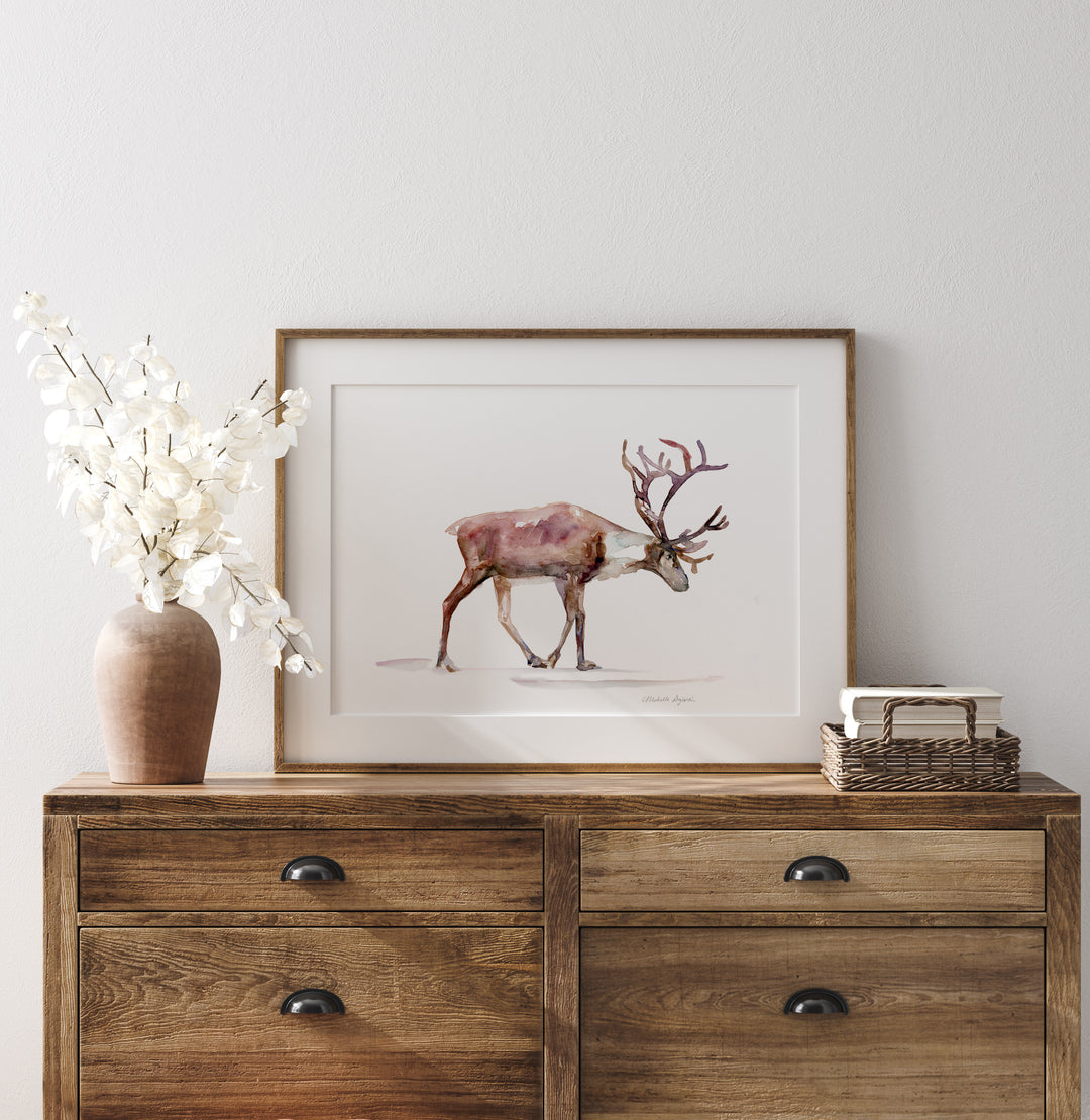 houten kastje met houten lijst en rendier aquarel schilderij