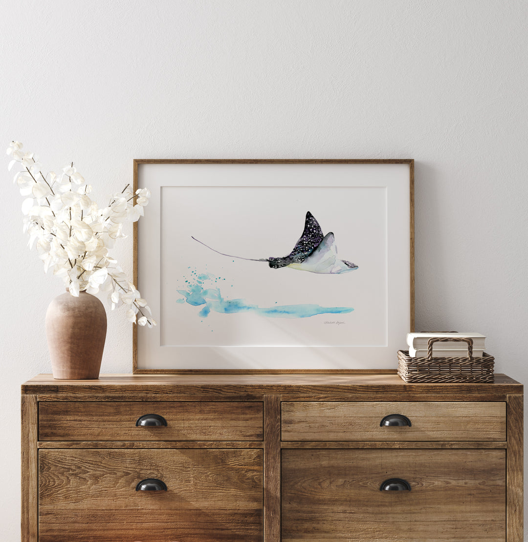 ingelijste print van rog op houten kastje