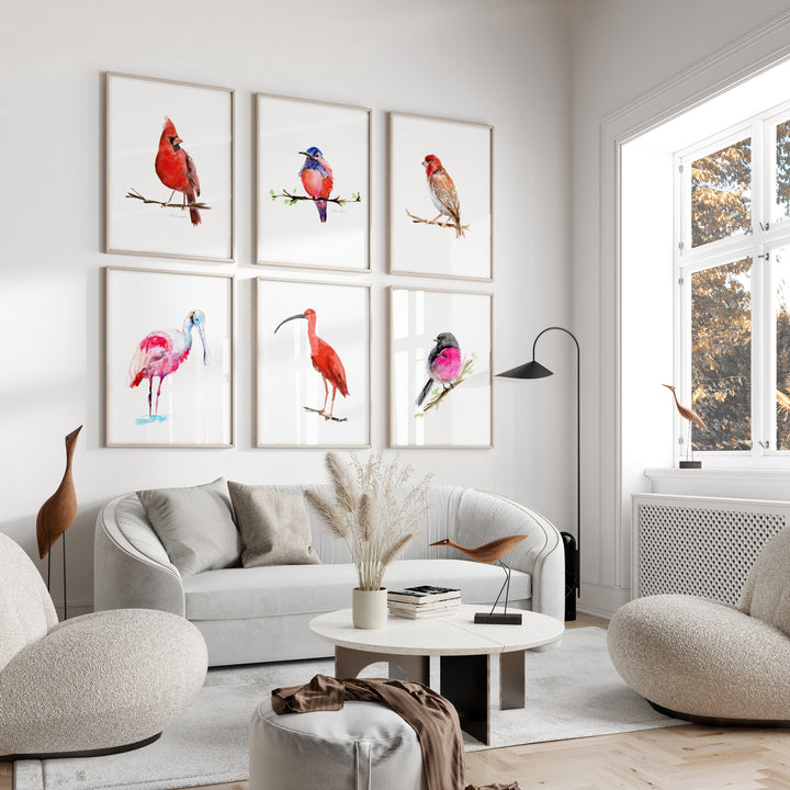 Woonkamer met roze rode vogel prints aan de muur