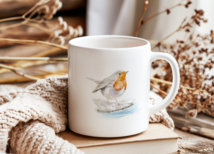 Witte mok met roodborst illustratie op tafel met decoratie