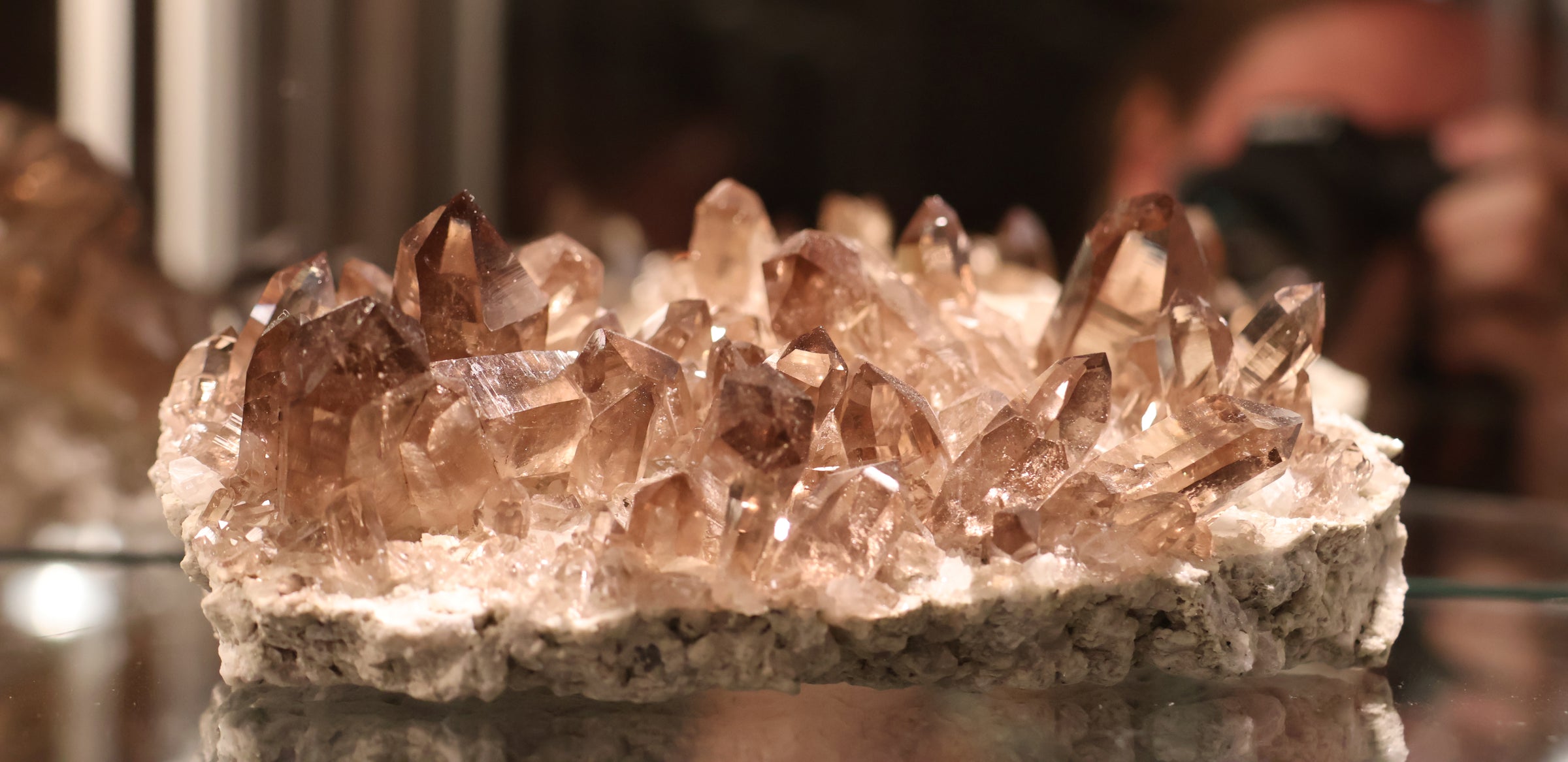 Helder Rookkwarts ristal in vitrine
