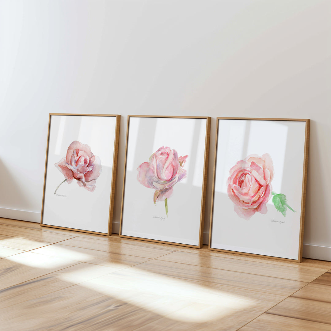 Roze rozen prints in lijst tegen de muur op houten vloer