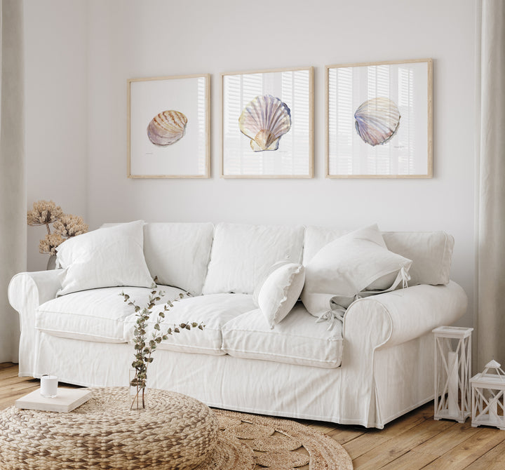 Witte sofa met vierkante schelpen prints aan de muur