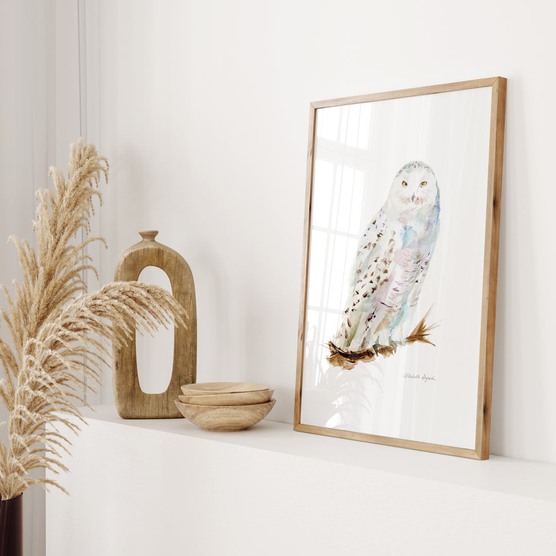 Ingelijste print van een sneeuwuil in boheems interieur