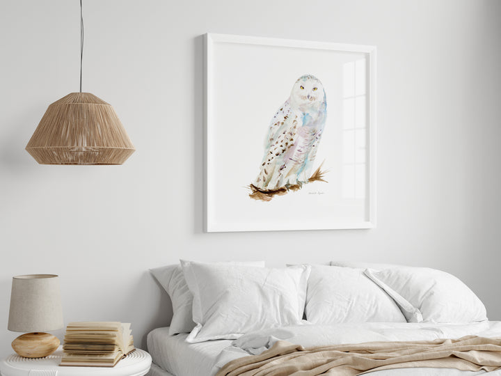 Vierkante print van een sneeuwuil aquarel schilderij boven een bed