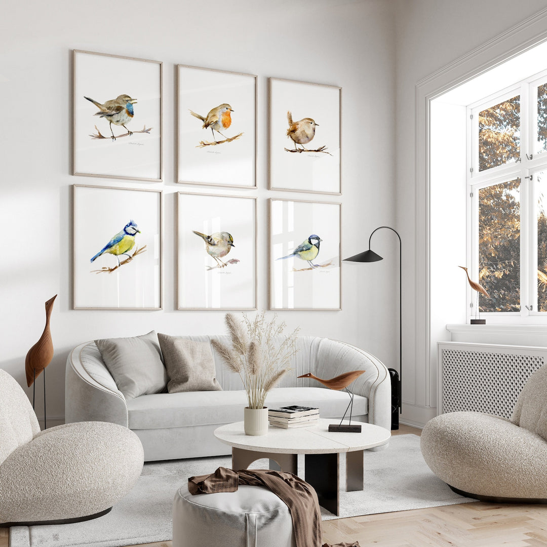 Moderne woonkamer met grote prints van 6 kleine vogels