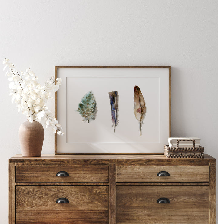 houten kastje met veren print in houten lijst