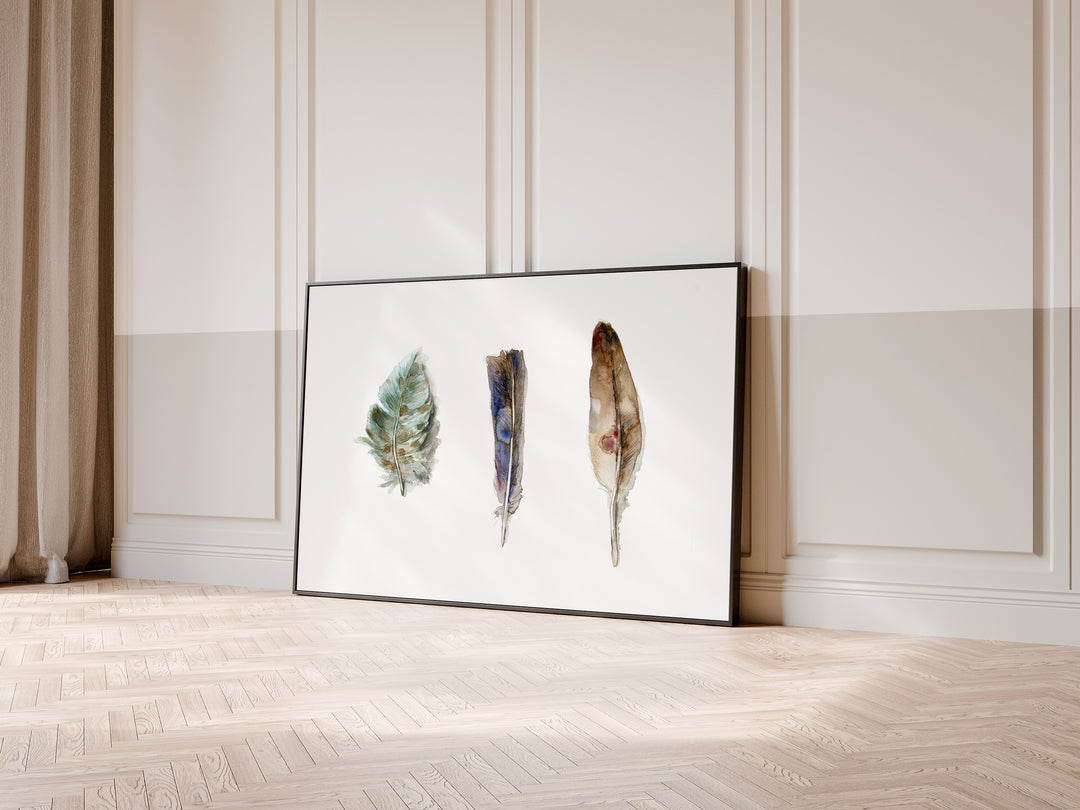 Grote print van veren aquarel in lijst aan de muur