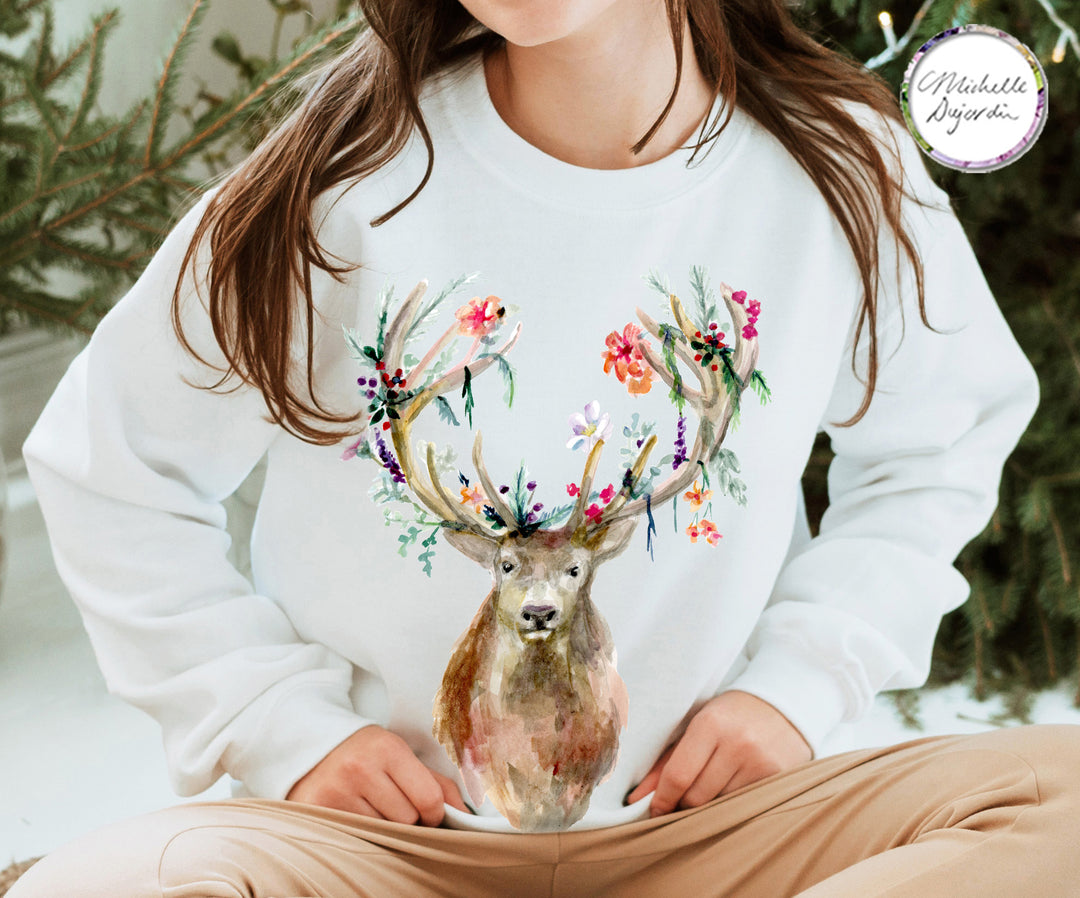 Witte trui met hertenkop met versierd gewei in gezellige ruimte